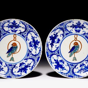 Une paire d'assiettes aux perroquets en faïence de Delft polychrome, 18ème — photo 1