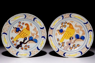 Une paire d'assiettes aux perroquets en faïence de Delft polychrome, 18ème