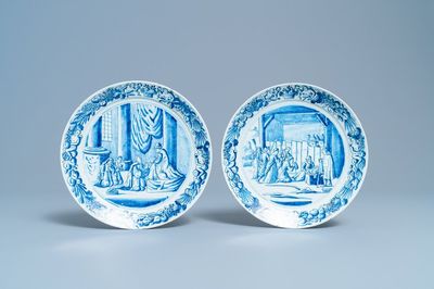 Une paire d'assiettes aux sujets religieux en faïence de Delft en bleu et blanc, 18ème