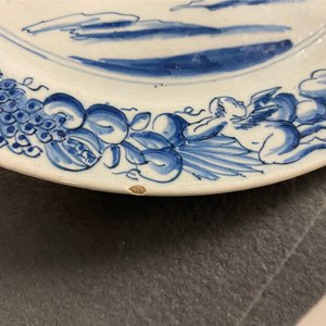 Une paire d'assiettes aux sujets religieux en faïence de Delft en bleu et blanc, 18ème — photo 8