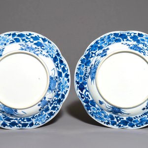 Une paire d'assiettes chantournées en porcelaine de Chine bleu et blanc, Kangxi — photo 2