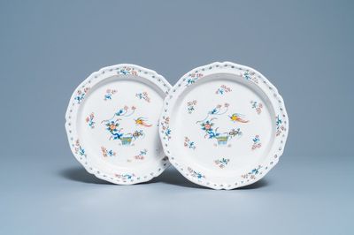 Une paire d'assiettes creuses en faïence de Bruxelles à décor 'à la haie fleurie', 18ème