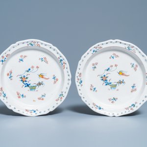 Une paire d'assiettes creuses en faïence de Bruxelles à décor 'à la haie fleurie', 18ème — photo 2