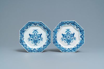Une paire d'assiettes de forme octagonale en faïence de Delft en bleu et blanc, 18ème