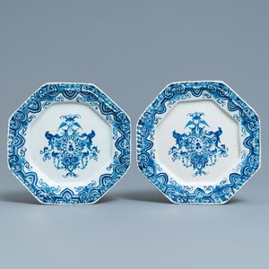 Une paire d'assiettes de forme octagonale en faïence de Delft en bleu et blanc, 18ème — photo 1