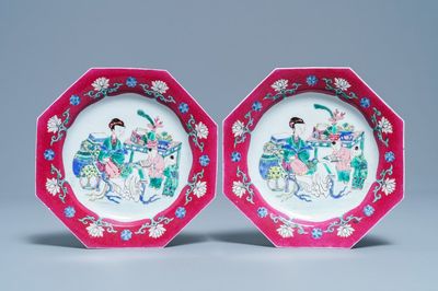 Une paire d'assiettes de forme octagonale en porcelaine de Chine famille rose, Yongzheng