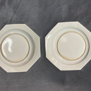 Une paire d'assiettes de forme octagonale en porcelaine de Chine famille rose, Yongzheng — photo 15