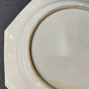 Une paire d'assiettes de forme octagonale en porcelaine de Chine famille rose, Yongzheng — photo 17