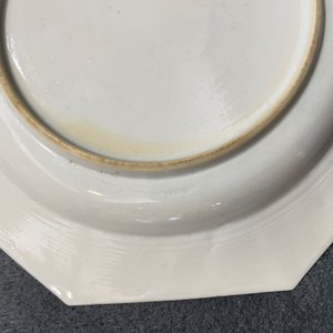 Une paire d'assiettes de forme octagonale en porcelaine de Chine famille rose, Yongzheng — photo 18