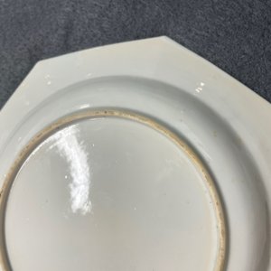 Une paire d'assiettes de forme octagonale en porcelaine de Chine famille rose, Yongzheng — photo 19