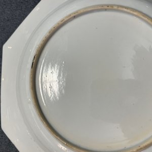 Une paire d'assiettes de forme octagonale en porcelaine de Chine famille rose, Yongzheng — photo 20