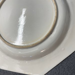 Une paire d'assiettes de forme octagonale en porcelaine de Chine famille rose, Yongzheng — photo 21