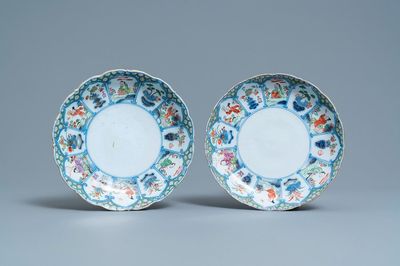 Une paire d'assiettes de style famille verte en faïence de Delft polychrome petit feu et doré, 1er quart du 18ème