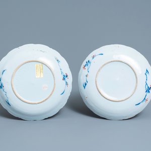 Une paire d'assiettes de style famille verte en faïence de Delft polychrome petit feu et doré, 1er quart du 18ème — photo 2