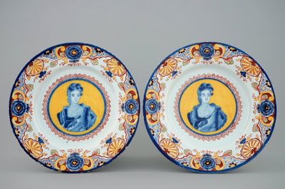 Une paire d'assiettes en Delft aux portraits sur fond jaune, 18ème