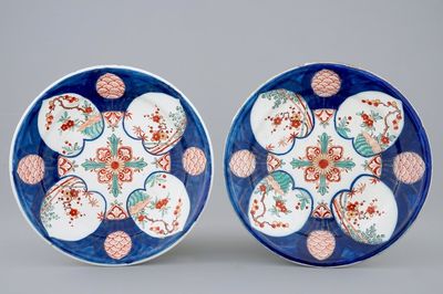 Une paire d'assiettes en Delft doré au décor "Quatre coeurs", 18ème
