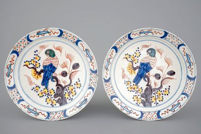 Une paire d'assiettes en Delft polychrome aux perroquets, 18ème