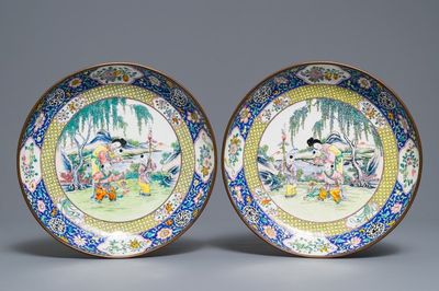 Une paire d'assiettes en émail de Canton, marque de Qianlong, 19ème