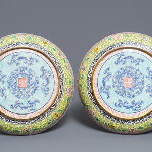 Une paire d'assiettes en émail de Canton, marque de Qianlong, 19ème — photo 2