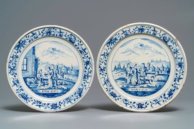 Une paire d'assiettes en faïence bleu et blanc de la Frise, Makkum, 18ème