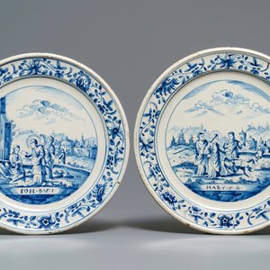 Une paire d'assiettes en faïence bleu et blanc de la Frise, Makkum, 18ème — photo 1