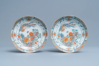 Une paire d'assiettes en faïence de Delft à décor de chinoiserie de style famille verte, 18ème
