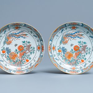 Une paire d'assiettes en faïence de Delft à décor de chinoiserie de style famille verte, 18ème — photo 1