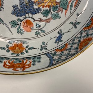 Une paire d'assiettes en faïence de Delft à décor de chinoiserie de style famille verte, 18ème — photo 11