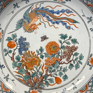 Une paire d'assiettes en faïence de Delft à décor de chinoiserie de style famille verte, 18ème — photo 6