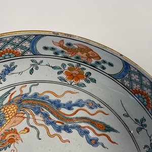 Une paire d'assiettes en faïence de Delft à décor de chinoiserie de style famille verte, 18ème — photo 7