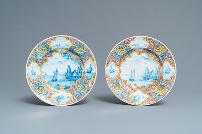 Une paire d'assiettes en faïence de Delft à technique mixte à décor de vues marins, 18ème