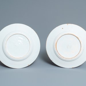 Une paire d'assiettes en faïence de Delft à technique mixte à décor de vues marins, 18ème — photo 2