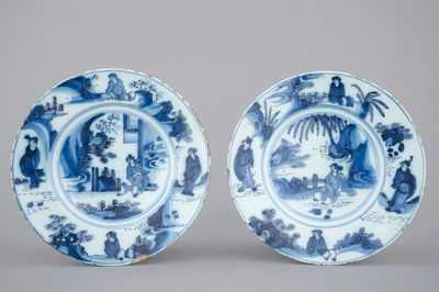 Une paire d'assiettes en faïence de Delft aux chinoiseries, 17ème