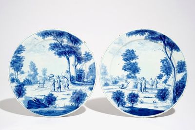 Une paire d'assiettes en faïence de Delft bleu et blanc, 1ère moitié du 18ème