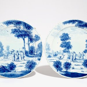 Une paire d'assiettes en faïence de Delft bleu et blanc, 1ère moitié du 18ème — photo 1