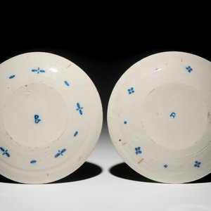 Une paire d'assiettes en faïence de Delft bleu et blanc à décor chinoiserie, 18ème — photo 2