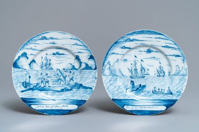 Une paire d'assiettes en faïence de Delft bleu et blanc à décor de la chasse à la baleine, 18ème