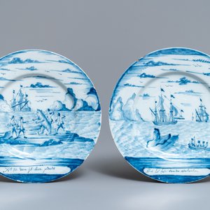 Une paire d'assiettes en faïence de Delft bleu et blanc à décor de la chasse à la baleine, 18ème — photo 1