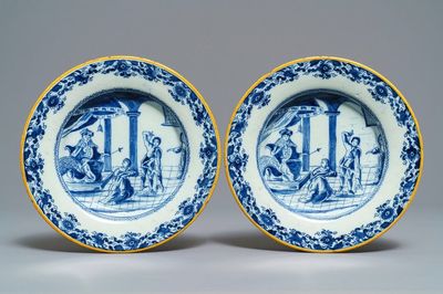 Une paire d'assiettes en faïence de Delft bleu et blanc à décor du Jugement de Salomon, 18ème