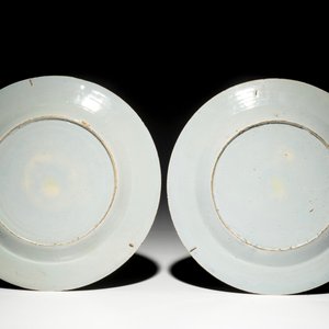 Une paire d'assiettes en faïence de Delft bleu et blanc aux scènes galantes, 18ème — photo 2
