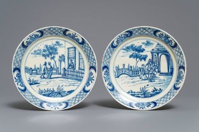 Une paire d'assiettes en faïence de Delft en bleu et blanc, 18ème