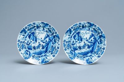 Une paire d'assiettes en faïence de Delft en bleu et blanc à décor de chinoiserie, 17/18ème