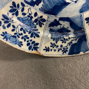 Une paire d'assiettes en faïence de Delft en bleu et blanc à décor de chinoiserie, 17/18ème — photo 4