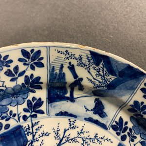 Une paire d'assiettes en faïence de Delft en bleu et blanc à décor de chinoiserie, 17/18ème — photo 5