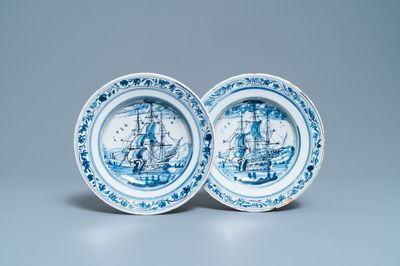 Une paire d'assiettes en faïence de Delft en bleu et blanc à décor de navires, 18ème