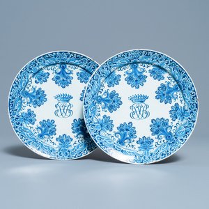Une paire d'assiettes en faïence de Delft en bleu et blanc aux monogrammes couronnés, 1er quart du 18ème — photo 1
