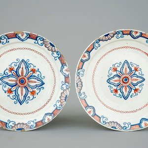 Une paire d'assiettes en faïence de Delft polychrome, 18ème — photo 1