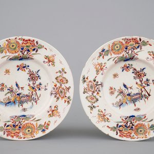Une paire d'assiettes en faïence de Delft polychrome aux oiseaux branchés, début 18ème — photo 1