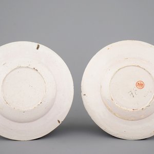 Une paire d'assiettes en faïence de Delft polychrome aux oiseaux branchés, début 18ème — photo 2