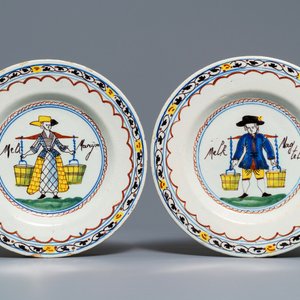 Une paire d'assiettes en faïence de Delft polychrome et une plaque en bleu et manganèse, 18ème — photo 2